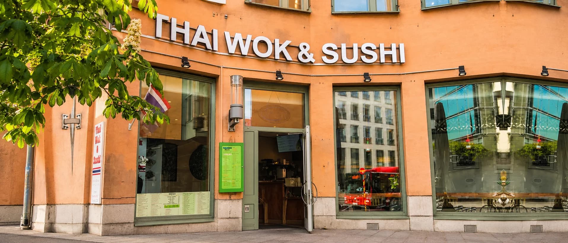 Ja Thai Wok & Sushi på Hornsgatan 22 med kastanjeträdet utanför entrén